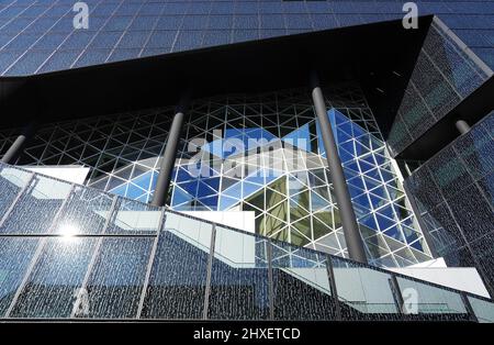 Berlin, Deutschland. 09. März 2022. Der Neubau des Axel Springer Verlages. Der Entwurf für das moderne Bürogebäude stammt vom renommierten niederländischen Architekten Rem Koolhaas (Office for Metropolitan Architecture), der sich bei einem früheren Planungswettbewerb über 17 Architekturbüros durchgesetzt hat. Quelle: Soeren Stache/dpa-Zentralbild/dpa/Alamy Live News Stockfoto