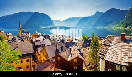 Toller Blick auf den See und den Hallstatter und die lutherische Hallstätter Kirche. Malerische und wunderschöne Szene. Ort berühmter Ort (unesco-Weltkulturerbe), Neustadt Stockfoto