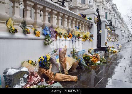 London, Großbritannien. 11.. März 2022. Blumen und Zeichen der Unterstützung wurden vor der Botschaft der Ukraine zurückgelassen, während Russland seinen Angriff verstärkt. Stockfoto