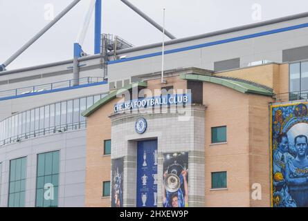 London, Großbritannien. 11.. März 2022. Stadion Stamford Bridge. Der FC Chelsea wurde von Beschränkungen getroffen, darunter ein Verkaufsverbot für neue Tickets und Waren, nachdem der Eigentümer Roman Abramovich aufgrund seiner engen Verbindungen mit dem russischen Präsidenten Wladimir Putin mit Sanktionen belegt wurde. Stockfoto