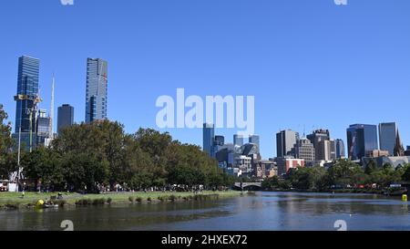 Das nördliche und südliche Ufer des Yarra River und die Skyline von Melbourne, von Birrarung Marr aus gesehen, östlich des CBD, während des Moomba Festivals Stockfoto