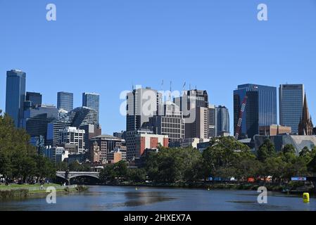 Skyline von Melbournes CBD während des Moomba Festivals, von Südosten aus gesehen, mit dem Yarra River und der Parklandschaft im Vordergrund Stockfoto