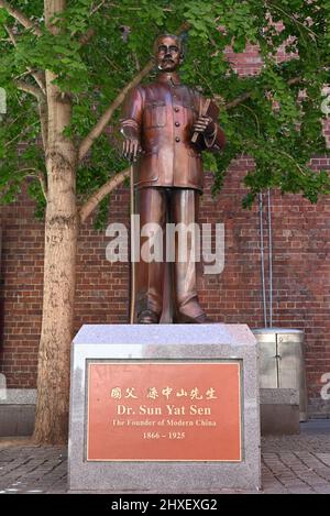 Bronzestatue von Dr. Sun Yat Sen auf dem Cohen PL Platz in Chinatown, in der Nähe des Eingangs zum Chinesischen Museum Stockfoto