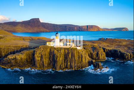 Luftaufnahme von der Drohne des Neist Point Lighthouse auf der Isle of Skye, Schottland, Großbritannien Stockfoto
