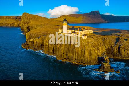 Luftaufnahme von der Drohne des Neist Point Lighthouse auf der Isle of Skye, Schottland, Großbritannien Stockfoto