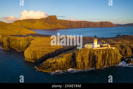 Luftaufnahme von der Drohne des Neist Point Lighthouse auf der Isle of Skye, Schottland, Großbritannien Stockfoto