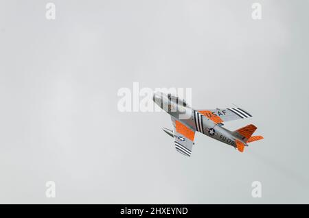 North American F-86A Sabre Vintage Jet-Flugzeug. United States Air Force 1950s klassischer Kampfjet im Tiger-Schema, der auf einer Flugschau fliegt. G-SABR Stockfoto