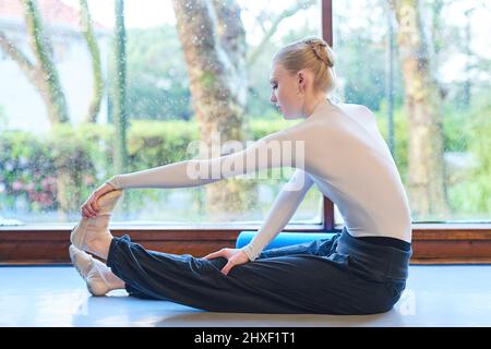 Ihre Füße in den Fokus rücken. Aufnahme einer jungen Frau, die Ballett praktiziert. Stockfoto