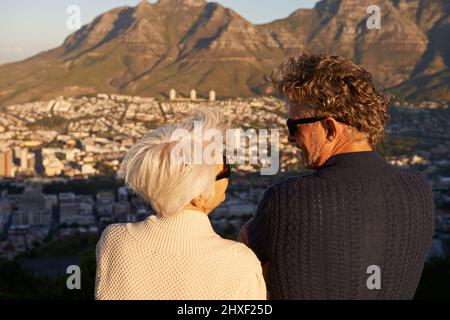 Diese Aussicht war den Spaziergang wert. Blick auf ein älteres Paar, das auf einem Hügel zusammen steht. Stockfoto