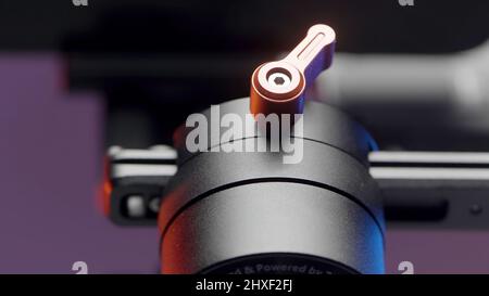 Details zum elektronischen Stabilisierungssystem von tragbaren Videokameras oder Smartphones. Aktion. Extreme Nahaufnahme von professionellen Geräten für Aufnahmen isoliert auf Stockfoto