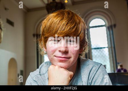 Portrait von cute Junge mit roten Haaren Stockfoto