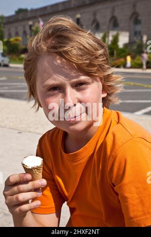 Happy Boy genießt Eis Stockfoto