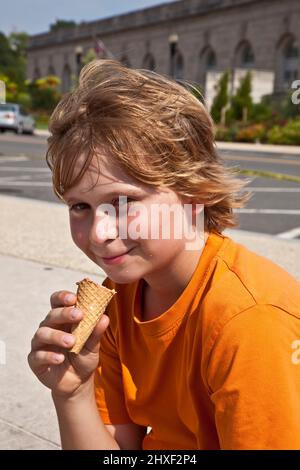 Happy Boy genießt Eis Stockfoto