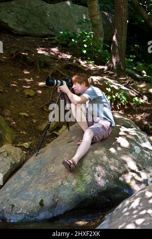 Junge Bilder an schönen natürlichen Wasserfall im Nationalpark Stockfoto