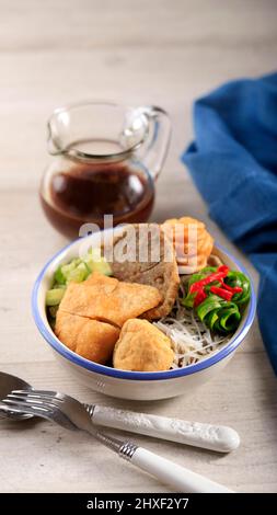 Pempek (Mpek-mpek) ist Fisch und Tapioka, serviert mit süßer Kuah Cuka (Cuko) oder Essigsauce. Dieses Gericht ist beliebt aus Palembang, Indonesien. Stockfoto