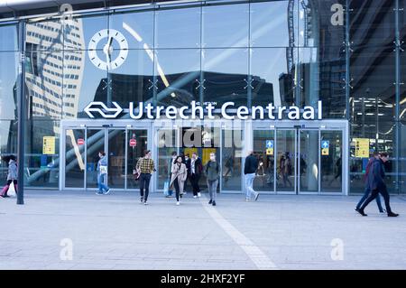 Utrecht, Niederlande - 3. März 2022: Haupteingang des Hauptbahnhofs Utrecht mit Menschen Stockfoto