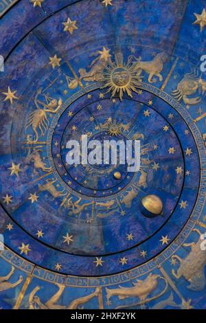 Astrologie und Alchemie Zeichen Hintergrund Illustration - blau Stockfoto