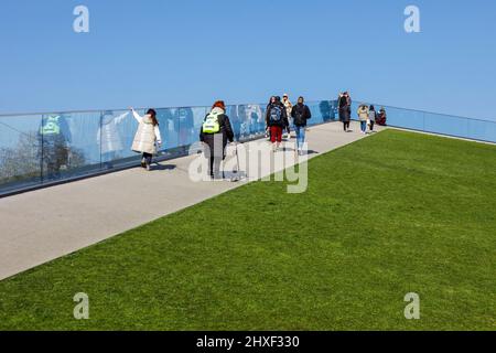 Begehbares Dach des Dreieckspavillons Ko-Bogen II im Ingenhoven-Tal in der Düsseldorfer Innenstadt Stockfoto