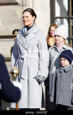 STOCKHOLM 20220312 Kronprinzessin Victoria, Prinz Oscar, Prinzessin Estelle beim Namenstag im Stockholmer Schloss. Foto: Johan Jeppsson / TT-Code 10730 Stockfoto