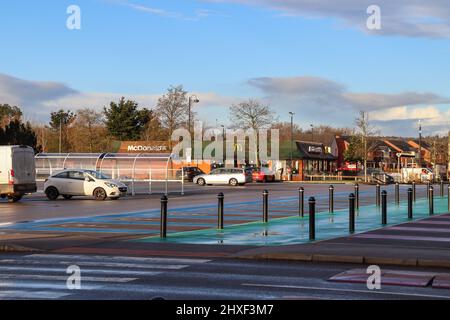 Blick über den Parkplatz in Richtung McDonalds im Broughton Shopping Park, Chester / North Wales Stockfoto