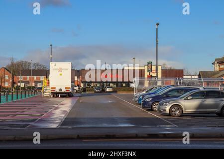 Blick über den Parkplatz in Richtung Tim Hortons im Broughton Shopping Park, Chester / North Wales Stockfoto