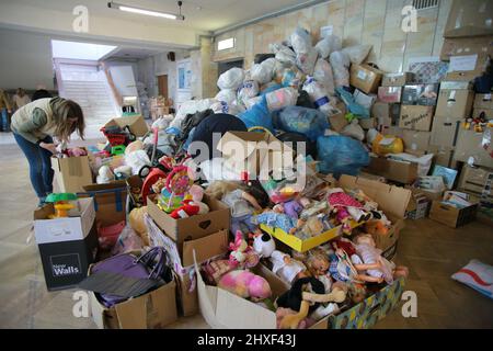 LVIV, UKRAINE - 11. MÄRZ 2022 - das Hauptquartier für humanitäre Hilfe, das Zivilpersonen und das Militär unterstützt, ist am 17 Stockfoto