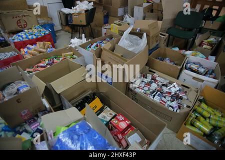 LVIV, UKRAINE - 11. MÄRZ 2022 - das Hauptquartier für humanitäre Hilfe, das Zivilpersonen und das Militär unterstützt, ist am 17 Stockfoto