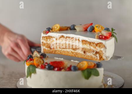 Karotten-Orangenkuchen für Diabetiker mit Karamellcreme und Orangengelee, verziert mit Erdbeere, Granatapfel, Heidelbeere, Orangenscheiben und frischer Minze Stockfoto