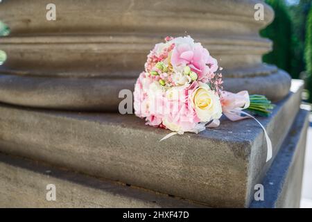 Bouquet von frischen hellen Blumen. Urlaubsdekor. Accessoires für die Braut am Hochzeitstag Stockfoto