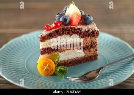 Schokoladenkuchen mit Haferkleie und Mandelmehl, garniert mit Heidelbeeren, Granatapfelkernen, Erdbeeren und frischen Minzblättern. Schokoladenkre Stockfoto
