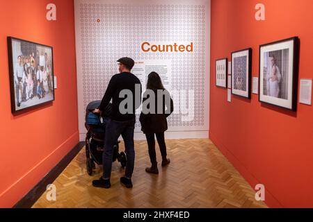 Edinburgh, Schottland. Samstag, 12. März 2022. Besucher am Eröffnungstag der Fotoausstellung ‘Counted | Scotland's Census 2022’ in der Scottish National Portrait Gallery. Die Ausstellung fällt mit der Scottish Census 2022 zusammen - die am 20. März 2022 stattfindet - und zeigt neue Akquisitionen von Fotografen, die heute in Schottland arbeiten, darunter Kieran Dodds, Arpita Shah und Danny North. Diese werden neben wegweisenden Fotografien aus dem 19.. Jahrhundert von Thomas Annan und Hill & Adamson präsentiert und bieten Vergleiche zwischen vergangenen und gegenwärtigen Generationen von Schotten. Stockfoto