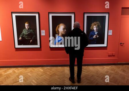 Edinburgh, Schottland. Samstag, 12. März 2022. Besucher am Eröffnungstag der Fotoausstellung ‘Counted | Scotland's Census 2022’ in der Scottish National Portrait Gallery. Die Ausstellung fällt mit der Scottish Census 2022 zusammen - die am 20. März 2022 stattfindet - und zeigt neue Akquisitionen von Fotografen, die heute in Schottland arbeiten, darunter Kieran Dodds, Arpita Shah und Danny North. Diese werden neben wegweisenden Fotografien aus dem 19.. Jahrhundert von Thomas Annan und Hill & Adamson präsentiert und bieten Vergleiche zwischen vergangenen und gegenwärtigen Generationen von Schotten. Stockfoto