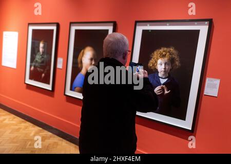 Edinburgh, Schottland. Samstag, 12. März 2022. Besucher am Eröffnungstag der Fotoausstellung ‘Counted | Scotland's Census 2022’ in der Scottish National Portrait Gallery. Die Ausstellung fällt mit der Scottish Census 2022 zusammen - die am 20. März 2022 stattfindet - und zeigt neue Akquisitionen von Fotografen, die heute in Schottland arbeiten, darunter Kieran Dodds, Arpita Shah und Danny North. Diese werden neben wegweisenden Fotografien aus dem 19.. Jahrhundert von Thomas Annan und Hill & Adamson präsentiert und bieten Vergleiche zwischen vergangenen und gegenwärtigen Generationen von Schotten. Stockfoto