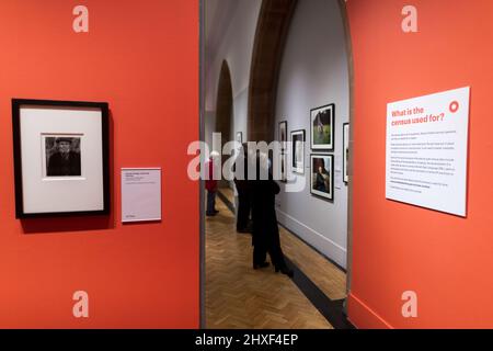 Edinburgh, Schottland. Samstag, 12. März 2022. Besucher am Eröffnungstag der Fotoausstellung ‘Counted | Scotland's Census 2022’ in der Scottish National Portrait Gallery. Die Ausstellung fällt mit der Scottish Census 2022 zusammen - die am 20. März 2022 stattfindet - und zeigt neue Akquisitionen von Fotografen, die heute in Schottland arbeiten, darunter Kieran Dodds, Arpita Shah und Danny North. Diese werden neben wegweisenden Fotografien aus dem 19.. Jahrhundert von Thomas Annan und Hill & Adamson präsentiert und bieten Vergleiche zwischen vergangenen und gegenwärtigen Generationen von Schotten. Stockfoto