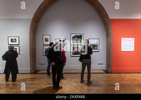 Edinburgh, Schottland. Samstag, 12. März 2022. Besucher am Eröffnungstag der Fotoausstellung ‘Counted | Scotland's Census 2022’ in der Scottish National Portrait Gallery. Die Ausstellung fällt mit der Scottish Census 2022 zusammen - die am 20. März 2022 stattfindet - und zeigt neue Akquisitionen von Fotografen, die heute in Schottland arbeiten, darunter Kieran Dodds, Arpita Shah und Danny North. Diese werden neben wegweisenden Fotografien aus dem 19.. Jahrhundert von Thomas Annan und Hill & Adamson präsentiert und bieten Vergleiche zwischen vergangenen und gegenwärtigen Generationen von Schotten. Stockfoto