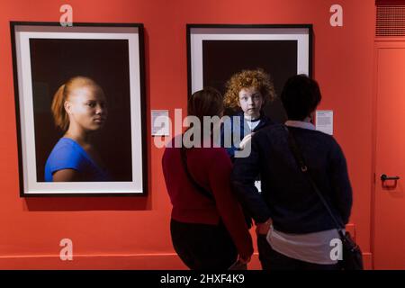 Edinburgh, Schottland. Samstag, 12. März 2022. Besucher am Eröffnungstag der Fotoausstellung ‘Counted | Scotland's Census 2022’ in der Scottish National Portrait Gallery. Die Ausstellung fällt mit der Scottish Census 2022 zusammen - die am 20. März 2022 stattfindet - und zeigt neue Akquisitionen von Fotografen, die heute in Schottland arbeiten, darunter Kieran Dodds, Arpita Shah und Danny North. Diese werden neben wegweisenden Fotografien aus dem 19.. Jahrhundert von Thomas Annan und Hill & Adamson präsentiert und bieten Vergleiche zwischen vergangenen und gegenwärtigen Generationen von Schotten. Stockfoto