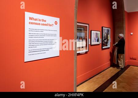 Edinburgh, Schottland. Samstag, 12. März 2022. Besucher am Eröffnungstag der Fotoausstellung ‘Counted | Scotland's Census 2022’ in der Scottish National Portrait Gallery. Die Ausstellung fällt mit der Scottish Census 2022 zusammen - die am 20. März 2022 stattfindet - und zeigt neue Akquisitionen von Fotografen, die heute in Schottland arbeiten, darunter Kieran Dodds, Arpita Shah und Danny North. Diese werden neben wegweisenden Fotografien aus dem 19.. Jahrhundert von Thomas Annan und Hill & Adamson präsentiert und bieten Vergleiche zwischen vergangenen und gegenwärtigen Generationen von Schotten. Stockfoto