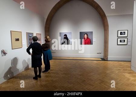 Edinburgh, Schottland. Samstag, 12. März 2022. Besucher am Eröffnungstag der Fotoausstellung ‘Counted | Scotland's Census 2022’ in der Scottish National Portrait Gallery. Die Ausstellung fällt mit der Scottish Census 2022 zusammen - die am 20. März 2022 stattfindet - und zeigt neue Akquisitionen von Fotografen, die heute in Schottland arbeiten, darunter Kieran Dodds, Arpita Shah und Danny North. Diese werden neben wegweisenden Fotografien aus dem 19.. Jahrhundert von Thomas Annan und Hill & Adamson präsentiert und bieten Vergleiche zwischen vergangenen und gegenwärtigen Generationen von Schotten. Stockfoto