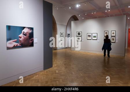 Edinburgh, Schottland. Samstag, 12. März 2022. Besucher am Eröffnungstag der Fotoausstellung ‘Counted | Scotland's Census 2022’ in der Scottish National Portrait Gallery. Die Ausstellung fällt mit der Scottish Census 2022 zusammen - die am 20. März 2022 stattfindet - und zeigt neue Akquisitionen von Fotografen, die heute in Schottland arbeiten, darunter Kieran Dodds, Arpita Shah und Danny North. Diese werden neben wegweisenden Fotografien aus dem 19.. Jahrhundert von Thomas Annan und Hill & Adamson präsentiert und bieten Vergleiche zwischen vergangenen und gegenwärtigen Generationen von Schotten. Stockfoto