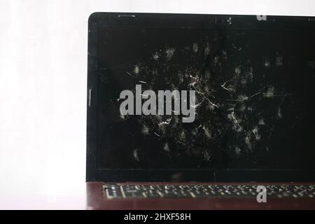 Zerbrochener Laptop-Bildschirm auf dem Tisch in Nahaufnahme Stockfoto