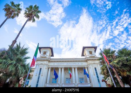 SANREMO, ITALIEN - CA. AUGUST 2020: Blick auf das Casino von Sanremo, eines der wichtigsten Wahrzeichen der Stadt und der Region Ligurien Stockfoto