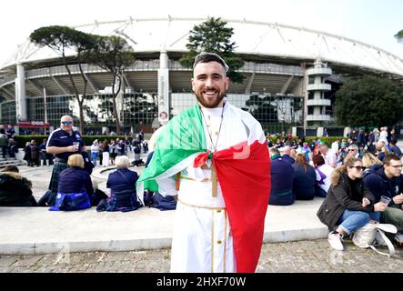 Ein Italien-Fan vor dem Spiel der Guinness Six Nations im Stadio Olimpico in Rom. Bilddatum: Samstag, 12. März 2022. Stockfoto