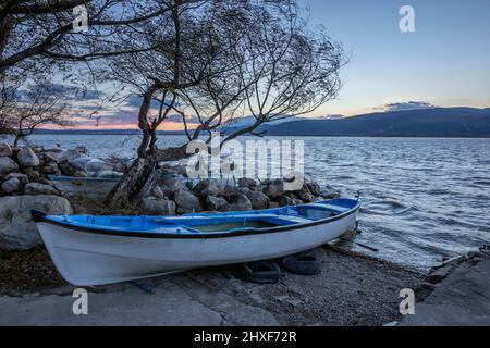 Gölyazı, das eine einzigartige Schönheit hat, in der Natur und Geschichte miteinander verflochten sind; es ist eine alte griechische Inselstadt, die auf dem Uluabat-See gebaut wurde. Stockfoto