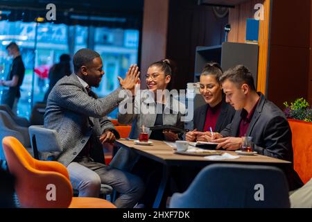Eine Gruppe von multirassischen Geschäftsleuten lächelt Stockfoto