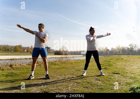 Zwei tolle und attraktive Fit-Freunde trainieren gemeinsam Stockfoto