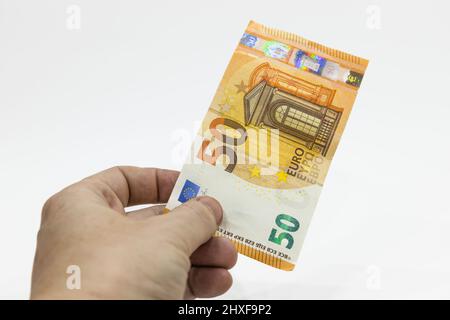 Männlicher Zeiger mit 50-Euro-Schein Stockfoto