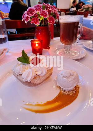 Festliches Dessert aus Tres leches-Kuchen und mexikanischem Kaffee, serviert in einem gehobenen mexikanischen Restaurant, NYC, USA, 2022 Stockfoto