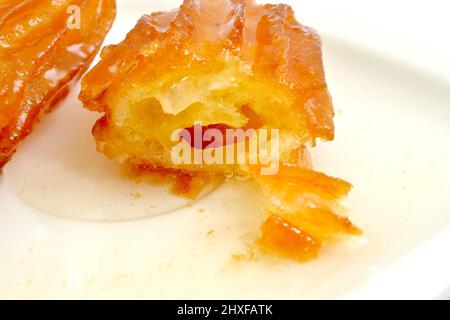 Traditionelles türkisches Dessert tulumba, tulumba tatlisi auf weißem Teller Stockfoto