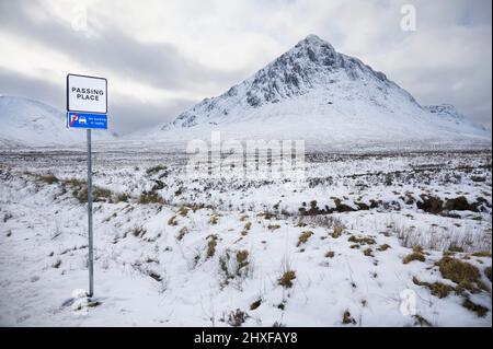 Buachaille Etive Mor Berg- und Straßenschild prägen Schnee im Winter Stockfoto