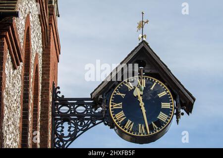 St. Michael's Church Hall Clock - High Street, Lewes, Großbritannien. Diese Uhr ist an der Südostwand der St. Michael's Church Hall im Nordwesten angebracht Stockfoto